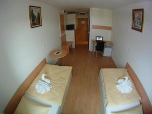 Postel nebo postele na pokoji v ubytování Hotel Galaksija Trebnje