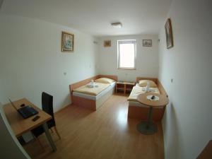 Postel nebo postele na pokoji v ubytování Hotel Galaksija Trebnje
