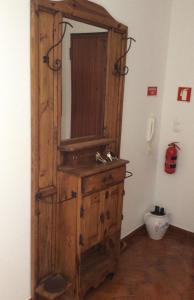 ヴィラ・ノヴァ・デ・ミルフォンテスにあるCasa na Costa Vicentinaのバスルーム(鏡付きの木製ドレッサー付)