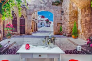 una mesa en un callejón con una licuadora. en Chillout rooms with terrace, en Rijeka