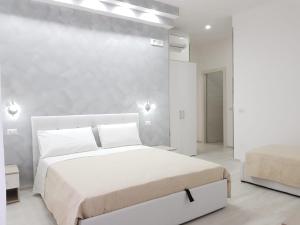 - une chambre blanche avec 2 lits et un mur dans l'établissement Dream & Relax, à Vieste