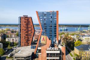 uma vista para uma cidade com dois edifícios altos em Amberton Hotel Klaipeda em Klaipeda