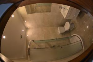 ウェバにあるPokoje gościnne Coloseumの鏡にトイレが付いたバスルームの反射