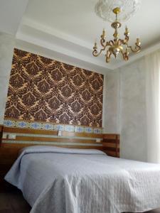 1 dormitorio con cama y lámpara de araña en B&B DA DILETTA, en Rieti