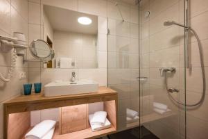 W łazience znajduje się umywalka i prysznic. w obiekcie Post Appartements w mieście Strass im Zillertal