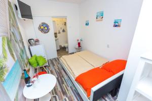 1 dormitorio con cama, mesa y lavamanos en Chillout rooms with terrace, en Rijeka