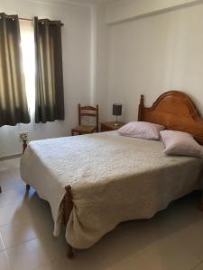 アルマカオ・デ・ペラにあるEdificio Caravela Cのベッドルーム(大型ベッド1台、窓付)