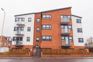 an apartment building on the corner of a street at Malthouse Court in Reading