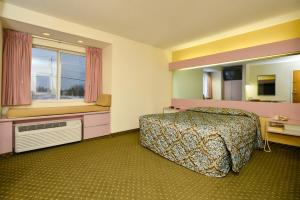 Giường trong phòng chung tại Americas Best Value Inn - East Syracuse