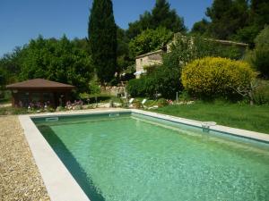 a swimming pool in the yard of a house at Le Paradis in Vaugines