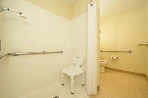 Phòng tắm tại Americas Best Value Inn - East Syracuse +13 ảnh