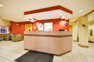 een lobby van een ziekenhuis met een receptie bij Americas Best Value Inn - East Syracuse in East Syracuse