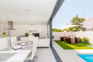 una sala de estar y comedor de planta abierta con vistas a un patio en Golden Nelly By Algartur, en Luz de Tavira