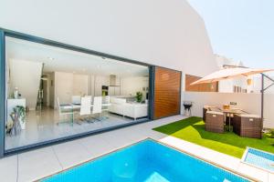 Casa con piscina y sala de estar en Golden Nelly By Algartur, en Luz de Tavira