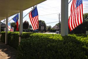 Ein Garten an der Unterkunft Peach Tree Inn & Suites