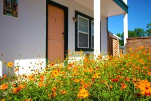 Ein Garten an der Unterkunft Peach Tree Inn & Suites