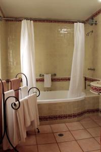 Et badeværelse på Posada del Tepozteco - Hotel & Gallery