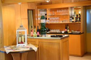 eine Küche mit einer Bar mit Gläsern auf den Regalen in der Unterkunft Gasthof Uttewalde in Uttewalde