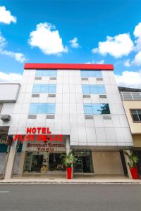 un salone d'albergo con un edificio rosso e bianco di Hotel Flor de Liz a Guayaquil