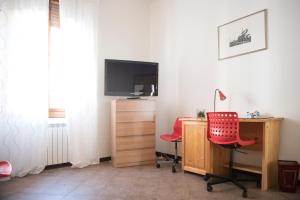 Camera con scrivania e sedia rossa di "Il Ponte" Apartment in Florence a Firenze