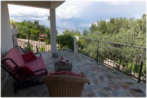 patio con 2 sillas y balcón con vistas. en Apartments FRAGOLINA en Donje Selo na Šolti