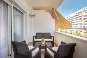 un balcón con sillas y una mesa con una planta en Apartamento Vista Azul, en Marbella