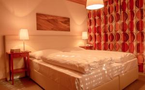 Postel nebo postele na pokoji v ubytování Hotel ADLER Carezza + 17 fotografií