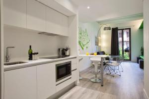 A kitchen or kitchenette at Habitat Apartments ADN
