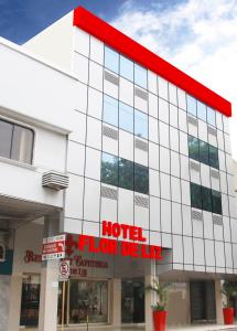 un edificio de hotel fluida con un letrero rojo en él en Hotel Flor de Liz, en Guayaquil