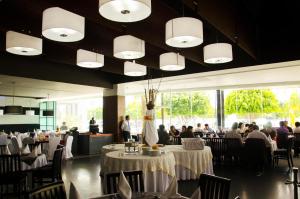 un comedor con mesas y personas sentadas en mesas en Casa Inn Business Hotel Celaya, en Celaya