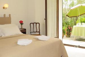 - une chambre avec un lit et 2 serviettes dans l'établissement Hôtel Cap Soleil, à Cavalaire-sur-Mer
