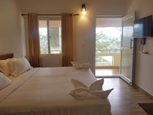 מיטה או מיטות בחדר ב-Dew Drops Farm Resorts