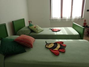 a room with two beds with a cat head on them at Casetta tra gli Ulivi vicina al Mare in Giustenice