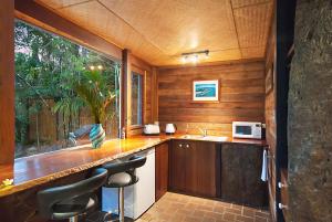A kitchen or kitchenette at Gecko Shed