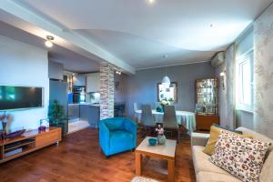 Televízia a/alebo spoločenská miestnosť v ubytovaní Adriatic Sunny Apartments