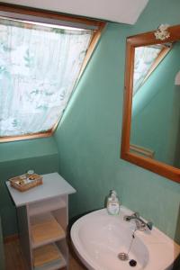W łazience znajduje się umywalka i lustro. w obiekcie Happy Together w mieście Francorchamps