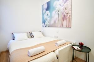 1 dormitorio con 1 cama con toallas en Bordador Bicycle City Center by Valcambre, en Sevilla