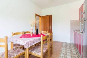 eine Küche und ein Esszimmer mit Tisch und Stühlen in der Unterkunft Apartment Sea Dream in Ston