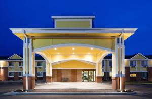 a building with an archway in front of it at Fargo Inn and Suites in Fargo