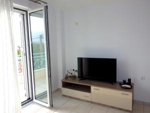 TV a/nebo společenská místnost v ubytování Ionian Apartment, Sami