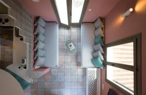 ein kleines Badezimmer mit Toilette und Fenster in der Unterkunft Villa Pefki in Chania + 44 Fotos