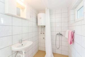 ein weißes Badezimmer mit Waschbecken und Dusche in der Unterkunft Apartment Sea Dream in Ston + 53 Fotos