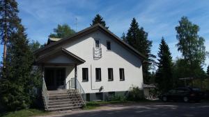a white house with a car parked in front of it at Imatran Portti in Imatra