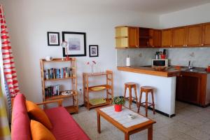 アリエタにあるSEA & RELAX - Apartament 2 drchaのリビングルーム(ソファ付)、キッチン