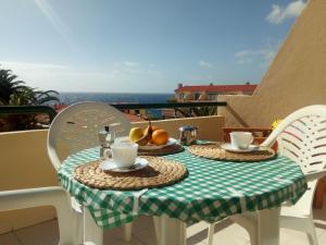 una mesa con 2 sillas y una mesa con tazas de café en il GABBIANO, en Los Cancajos