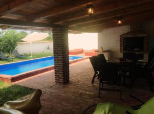 Bazén v ubytování Ema Holiday Home nebo v jeho okolí