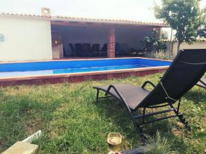 Bazén v ubytování Ema Holiday Home nebo v jeho okolí