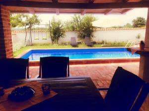 Bazén v ubytování Ema Holiday Home nebo v jeho okolí