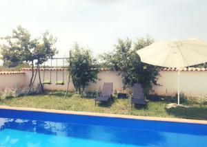 Bazén v ubytování Ema Holiday Home nebo v jeho okolí