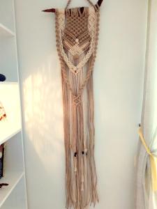 una pieza de arte colgada en una pared en il GABBIANO, en Los Cancajos